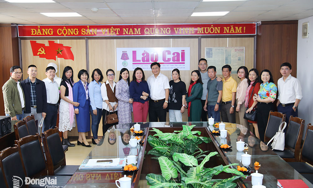 Đoàn công tác Báo Đồng Nai chụp hình lưu niệm với lãnh đạo, biên tập viên, phóng viên Báo Lào Cai