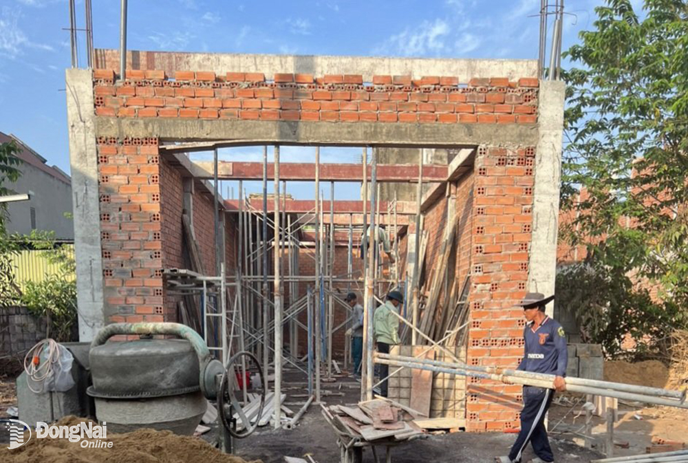 Không chỉ các dự án lớn mà xây dựng dân dụng cũng gặp khó. Trong ảnh: Công nhân Công ty Min group thi công một dự án nhà dân. Ảnh: V.GIA