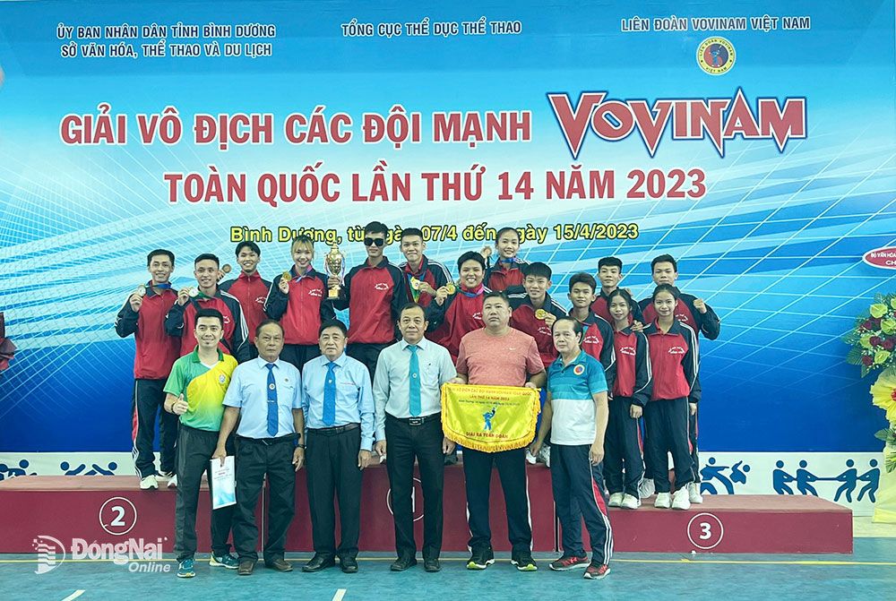 Phó chủ tịch Liên đoàn Việt Nam Trần Văn Mỹ chụp hình lưu niệm với Chủ tịch Liên đoàn Vovinam, thành viên đội Vovinam Đồng Nai