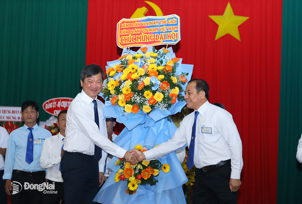 Chủ tịch Liên đoàn Vovinam thế giới, Chủ tịch Liên đoàn Vovinam Việt Nam Mai Hữu Tín tặng hoa chúc mừng Chủ tịch Liên đoàn Vovinam tỉnh nhiệm kỳ II