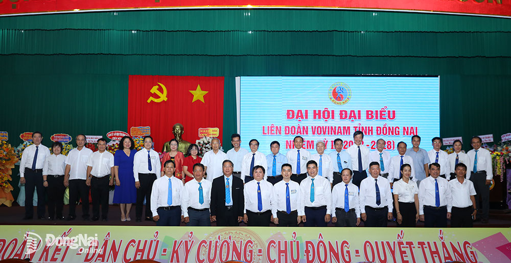 Chủ tịch Liên đoàn Vovinam thế giới, Chủ tịch Liên đoàn Vovinam Việt Nam Mai Hữu Tín và các đại biểu chụp hình lưu niệm với Ban chấp hành Liên đoàn Vovinam tỉnh Đồng Nai nhiệm kỳ 2023-2028