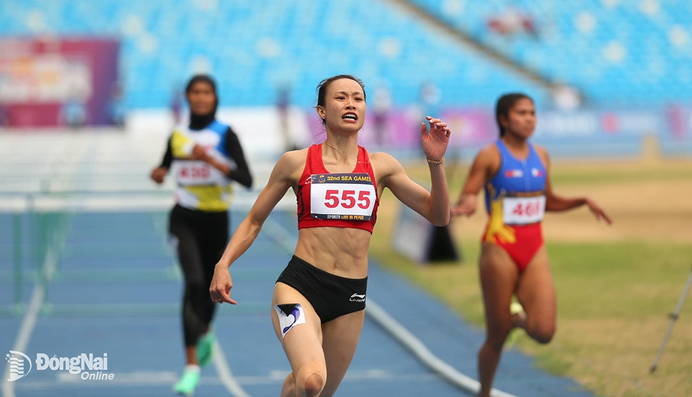 Huỳnh Thị Mỹ Tiên băng về đích 100m vượt rào nữ