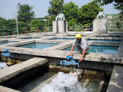 Hệ thống xử lý nước tại xí nghiệp nước Biên Hòa.                            Ảnh: T. NGUYÊN