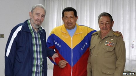Lãnh tụ Fidel Castro (trái) và em trai Raul Castro (phải) đến thăm ông Hugo Chavez trong bệnh viên sau khi phẫu thuật - Ảnh: Reuters