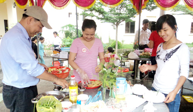 Gia đình đại diện xã Gia Tân 1 (huyện Thống Nhất) tham gia phần thi nấu ăn do huyện tổ chức nhân ngày gia đình Việt Nam 28-6-2011.