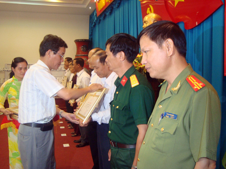Phó bí thư Tỉnh ủy, Chủ tịch UBND tỉnh Đinh Quốc Thái trao bằng khen cho các tổ chức cơ sở Đảng trong sạch vững mạnh tiêu biểu 5 năm liền (2006-2010).                                                     