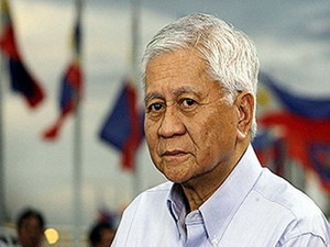 Ngoại trưởng Philippines Albert del Rosario