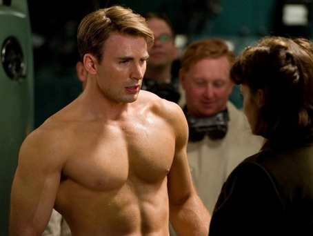Chris Evans khoe hình thể khi vào vai Captain America. Ảnh: Marvel.