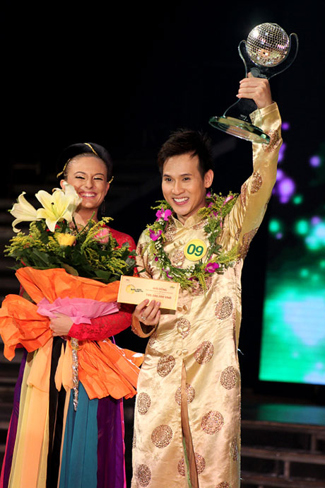 Nguyên Vũ và bạn nhảy vui mừng khi đứng vị trí thứ ba của cuộc thi. 