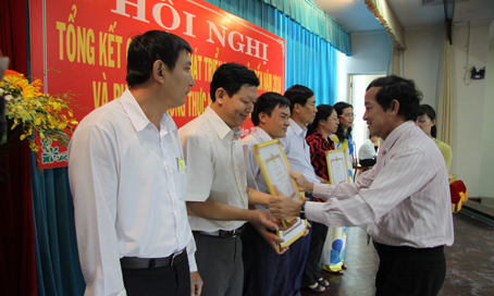 Đồng chí Nguyễn Thành Trí trao bằng khen cho các đơn vị có thành thích xuất sắc thực hiện chiến lược thanh niên 2004-2011