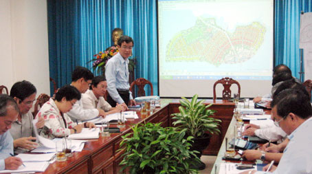 Chủ tịch UBND tỉnh Đinh Quốc Thái phát biểu chỉ đạo hội nghị. 