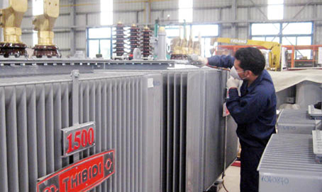 Công ty cổ phần thiết bị điện (Thibico) có thị trường xuất khẩu sang các nước trong khu vực ASEAN. Trong ảnh: Sản xuất thiết bị điện Thibico ở KCN Biên Hòa 1.