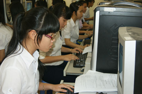 Bộ GD-ĐT khẳng định năm học 2011-2012 sẽ giảm tải chương trình và sách giáo khoa. Trong ảnh: Một tiết học tin học của học sinh Trường THPT Phước Thiền (Nhơn Trạch). Ảnh: N.Phượng