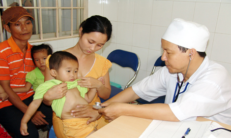 Khám bệnh cho trẻ bị tiêu chảy cấp ở Bệnh viện nhi đồng Đồng Nai. Ảnh: Q.NGA