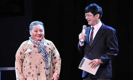  NSƯT Ngọc Giàu (trái) làm MC trong liveshow của NSƯT Bảo Quốc hồi tháng 5. Ảnh: Lý Võ Phú Hưng.