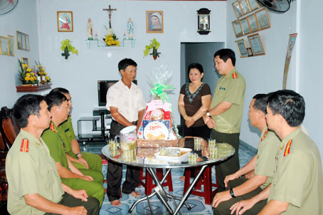 Đại tá Ngô Minh Đức, Phó giám đốc Công an tỉnh thăm hỏi gia đình anh Đỗ Huy Thắng.