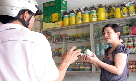 Đa số các loại thuốc BVTV đều tăng giá từ 15-25%. Trong ảnh: Một đại lý thuốc BVTV phường Tân Phong (TP. Biên Hòa).      