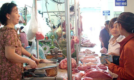 Giá thịt tại chợ hiện vẫn đứng ở mức cao.            Ảnh: V.LÂM