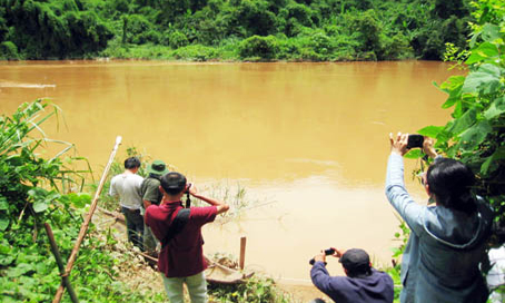 Các nhà báo ghi hình sông Đồng Nai, đoạn thuộc khu vực xây dựng thủy điện Đồng Nai 6. Ảnh: T. NGUYÊN