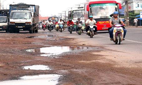 Cơ quan quản lý cầu đường không sửa chữa phần đường dành cho xe máy gây mất ATGT. (Ảnh chụp trên quốc lộ 1A đoạn gần ngã ba Trị An, huyện Trảng Bom).