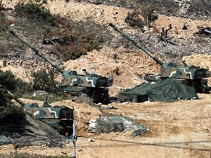 Pháo binh Hàn Quốc tham gia cuộc tập trận bắn đạn thật trên đảo Yeonpyeong, tại vùng tranh chấp trên biển Hoàng Hải ngày 3/5. Ảnh minh họa. (Nguồn: AFP/TTXVN)