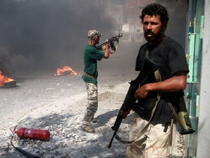 Quân nổi dậy trong cuộc giao tranh giành quyền kiểm soát Zawiya, ngày 19/8. (Nguồn: AFP/TTXVN)