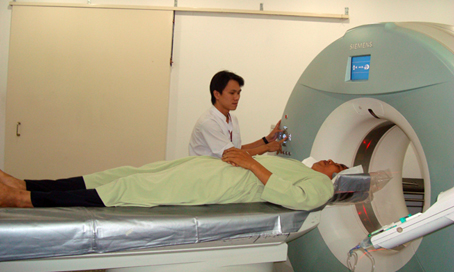 Bệnh nhân bị bệnh tim mạch được chụp CT tại Bệnh viện đa khoa Đồng Nai.  Ảnh: H. CHÂU