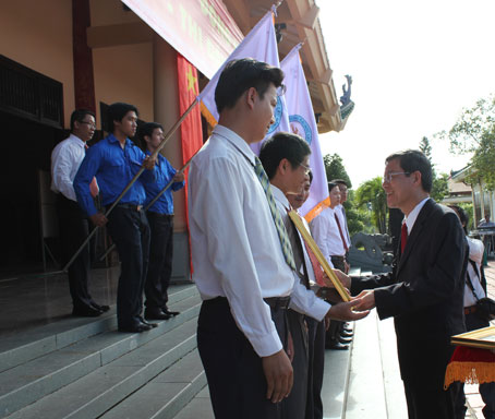 Chủ tịch UBND tỉnh Đinh Quốc Thái đã trao Huân chương cho 2 tập thể của trường ĐH Lạc Hồng