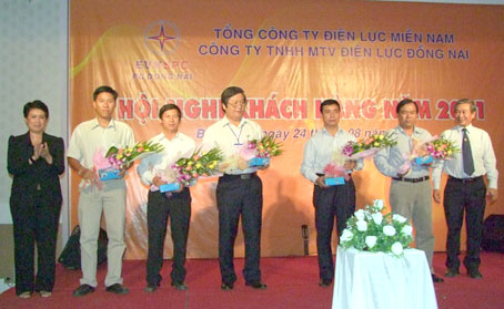 Phó chủ tịch UBND tỉnh Phan Thị Mỹ Thanh (đầu tiên bên trái) tặng hoa cho các doanh nghiệp.