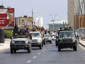 Quân nổi dậy trên đường phố ở Tripoli, ngày 26/8. (Ảnh: THX/TTXVN)