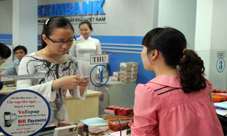 Một số ngân hàng giảm lãi suất cho vay, song mức giảm khá nhẹ và chưa thực sự hỗ trợ DN. Trong ảnh: Giao dịch tại Eximbank Đồng Nai.                     