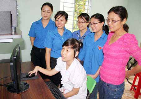 Nguyễn Thị Bé Tư được tặng máy vi tính