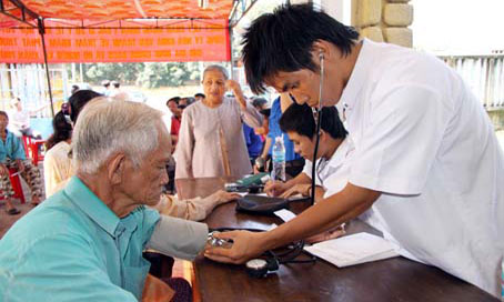 Đo huyết áp cho người cao tuổi trong một buổi khám bệnh miễn phí do Đoàn Thanh niên Sở Y tế Đồng Nai tổ chức tại huyện Xuân Lộc tháng 7-2011.                                           Ảnh: CÔNG NGHĨA