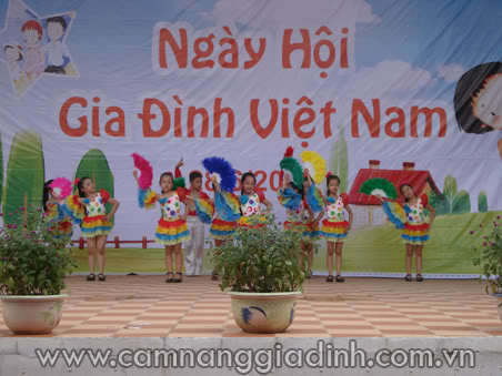 Xây dựng cụm pano truyền thông giáo dục đạo đức, lối sống trong gia đình Việt Nam
