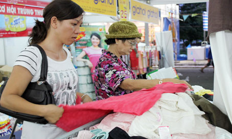 Người Đồng Nai mua quần áo may sẵn hàng Việt Nam chất lượng cao.    