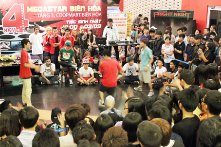 Khán giả xem tranh tài hiphop tại cụm rạp Megastar Biên Hòa.
