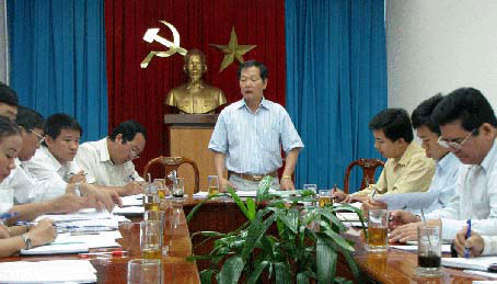 Phó chủ tịch UBND tỉnh Trần Minh Phúc phát biểu tại cuộc họp. Ảnh: C.Nghĩa