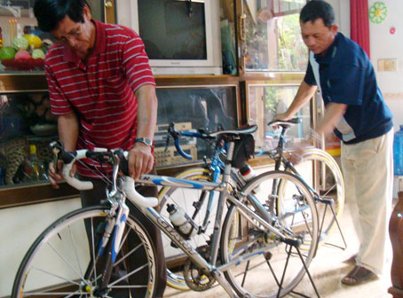 Đối với ông Can và ông Chiến, chiếc xe đạp thể thao vừa là cứu tinh về bệnh tật, vừa là người bạn gắn bó theo họ suốt chặng đường khổ luyện. Ảnh: T.MINH