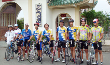 Những “cua-rơ già” trong câu lạc bộ xe đạp đi làm từ thiện.  Ảnh: T.MINH
