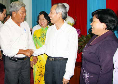 Đồng chí Huỳnh Đảm (giữa) trò chuyện thân mật với cán bộ làm công tác Mặt trận của Đồng Nai. Ảnh: C.Nghĩa 
