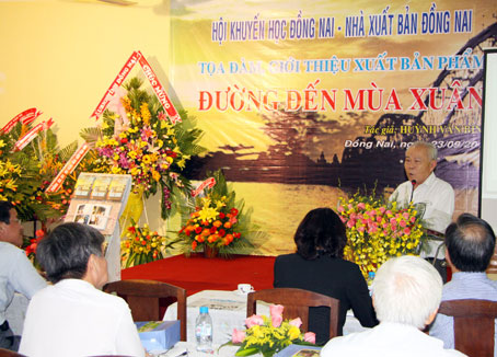Ông Huỳnh Văn Bình phát biểu tại buổi ra mắt cuốn sách. Ảnh: C.Nghĩa