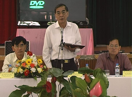 Đ/c Chủ tịch HĐND tỉnh Trần Văn Tư phát biểu tại cuộc họp