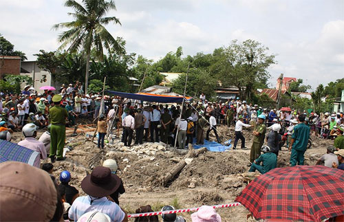 Đông đảo người dân kéo đến xem cảnh khai quật mộ - Ảnh: Nhóm khảo cổ cung cấp
