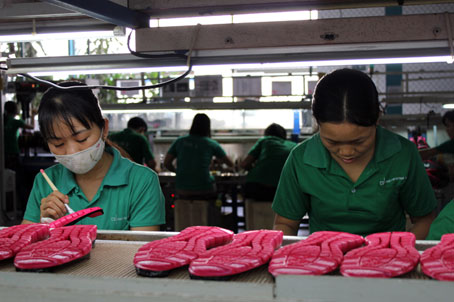 Sản xuất giày xuất khẩu tại công ty Changshin Việt Nam.           Ảnh: K.NGÂN