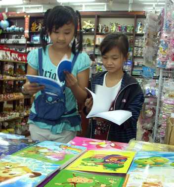 Chỉ số giá tiêu dùng tháng 9 tăng mạnh do nhóm dịch vụ giáo dục tăng đến 61%.  Trong ảnh: Mua sắm tại nhà sách Fahasa Biên Hòa.  