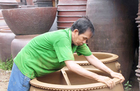 Sản xuất gốm đen tại cơ sở của ông Nguyễn Công Thành ở KP1, phường Tân Vạn.            Ảnh: H.GIANG