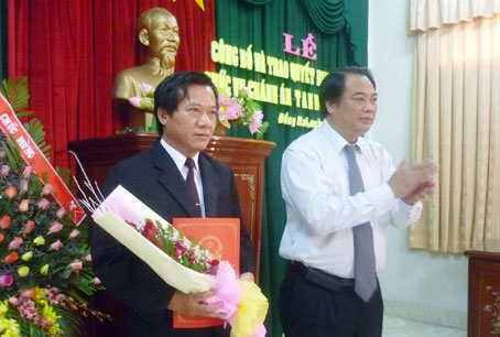 Đại diện Tòa án nhân dân tối cao trao quyết định bổ nhiệm chức vụ Chánh án Tòa án nhân dân tỉnh cho ông Huỳnh Văn Lưu. Ảnh: T. Danh