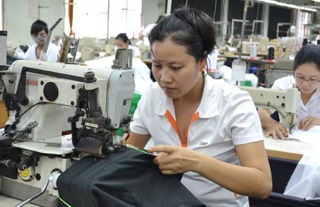 Chị Nguyễn Thị Thanh Huyền, công nhân đạt năng suất cao ở Xí nghiệp may 3 Công ty Donagamex.  