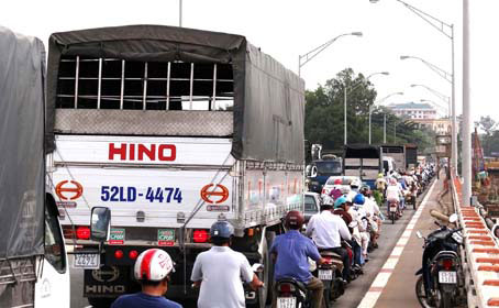 Ùn tắc giao thông là nguy cơ mất ATGT thường xuyên xảy ra ở Đồng Nai. Trong ảnh : Ùn tắc giao thông trên cầu Hóa An thường xảy ra vào giờ cao điểm hoặc có tai nạn trên cầu.