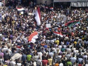Hàng trăm người biểu tình chống chính phủ tại làng al-Hirak, tỉnh Daraa, Syria. (Nguồn: AP)